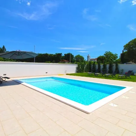 Elegant With Private Pool In Willa