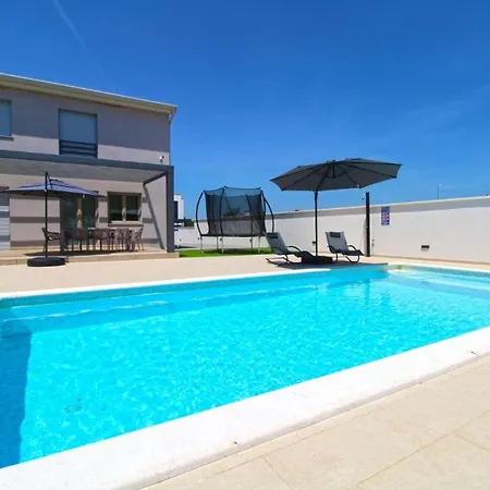 ヴィラ Elegant With Private Pool In *