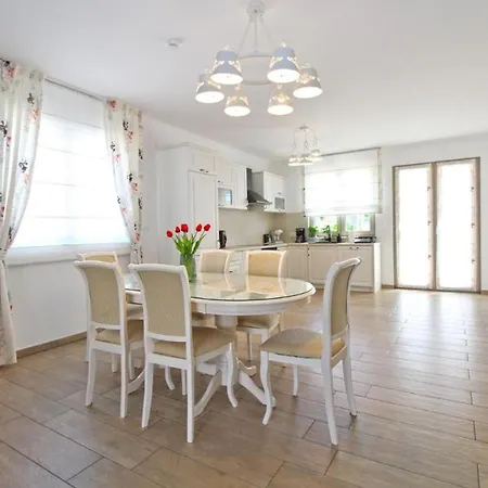 Elegant With Private Pool In *