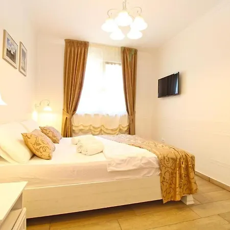 Elegant With Private Pool In ベール