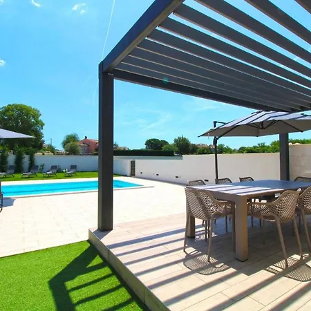 Elegant With Private Pool In *