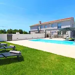 Elegant With Private Pool In