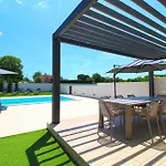 Elegant With Private Pool In *