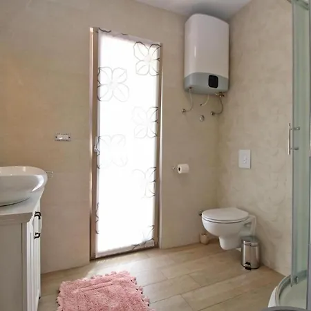 Elegant With Private Pool In