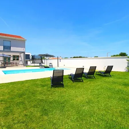 Elegant With Private Pool In