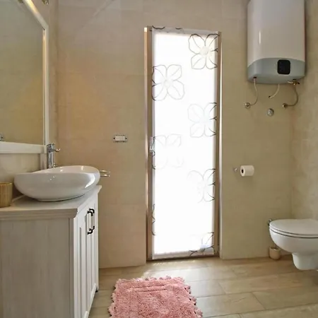 Elegant With Private Pool In *