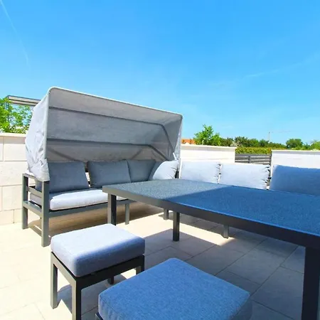 Elegant With Private Pool In