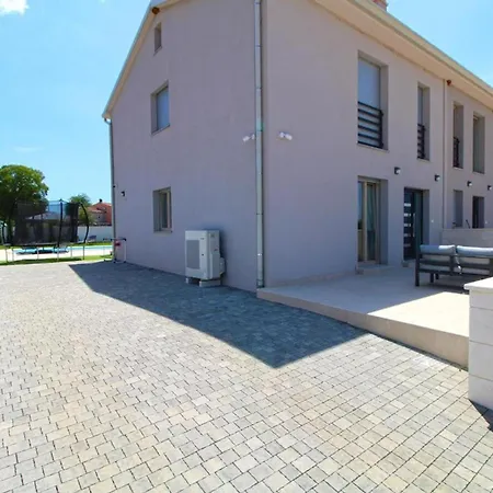 Elegant With Private Pool In Villa Bale