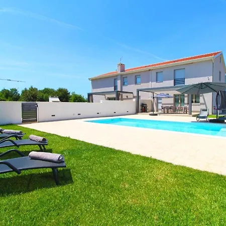 Elegant With Private Pool In