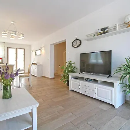 Elegant With Private Pool In *