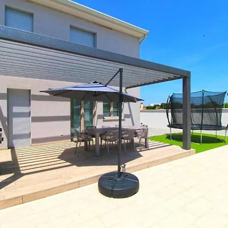 Elegant With Private Pool In