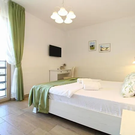 Elegant With Private Pool In *