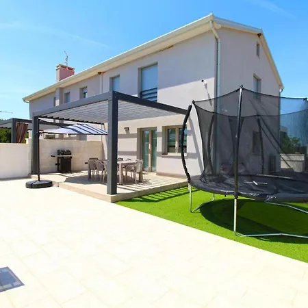 Elegant With Private Pool In Villa