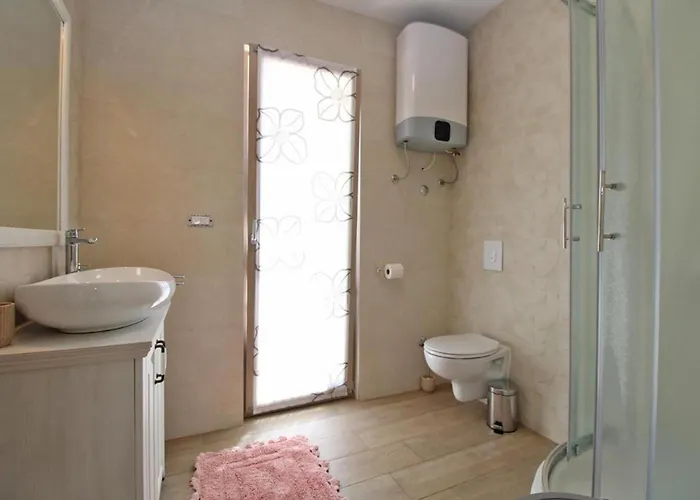 Elegant With Private Pool In