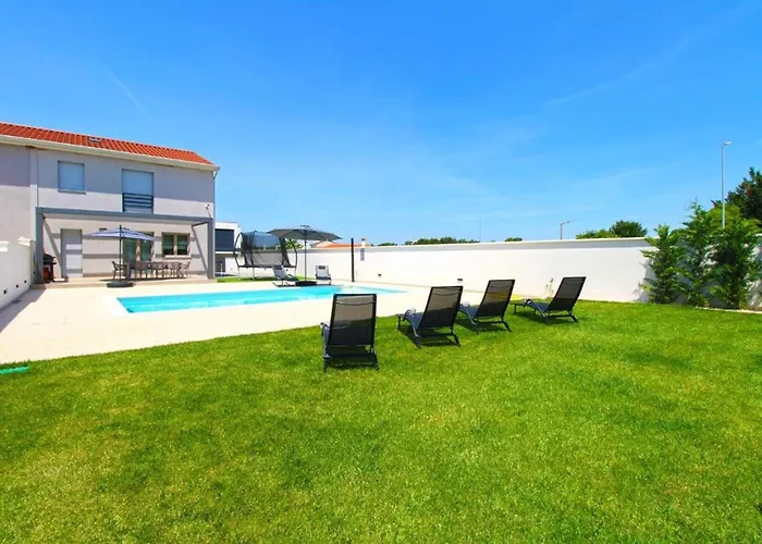 Elegant With Private Pool In