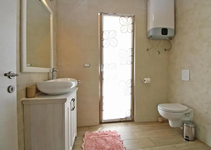 Elegant With Private Pool In *