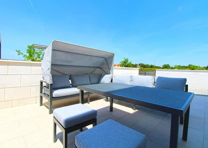 Elegant With Private Pool In