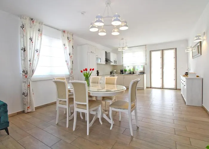 Elegant With Private Pool In *