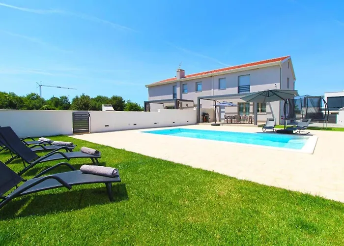 Elegant With Private Pool In