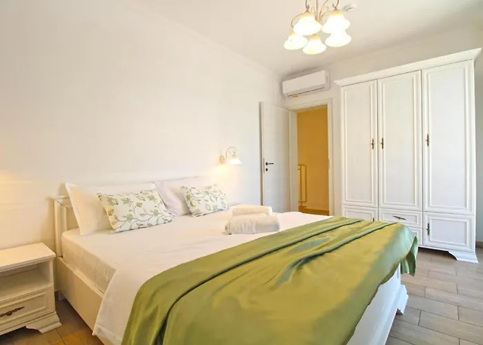 Elegant With Private Pool In Villa Bale