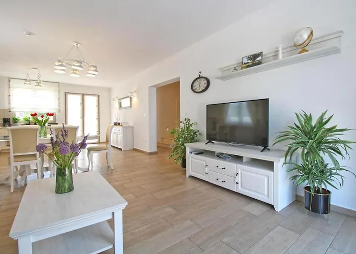 Elegant With Private Pool In *