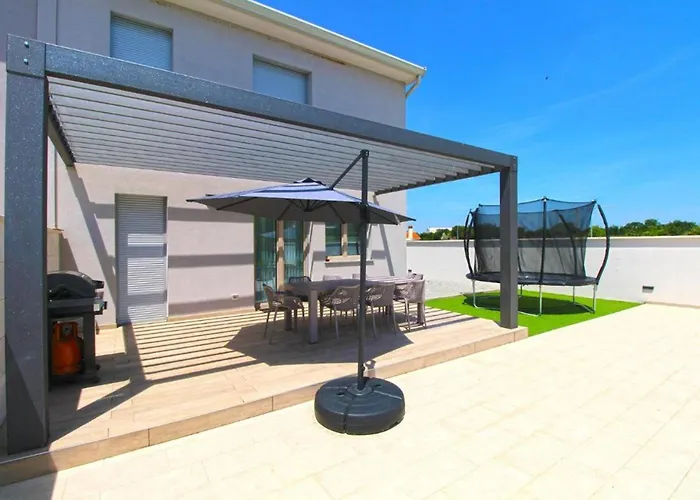 Elegant With Private Pool In