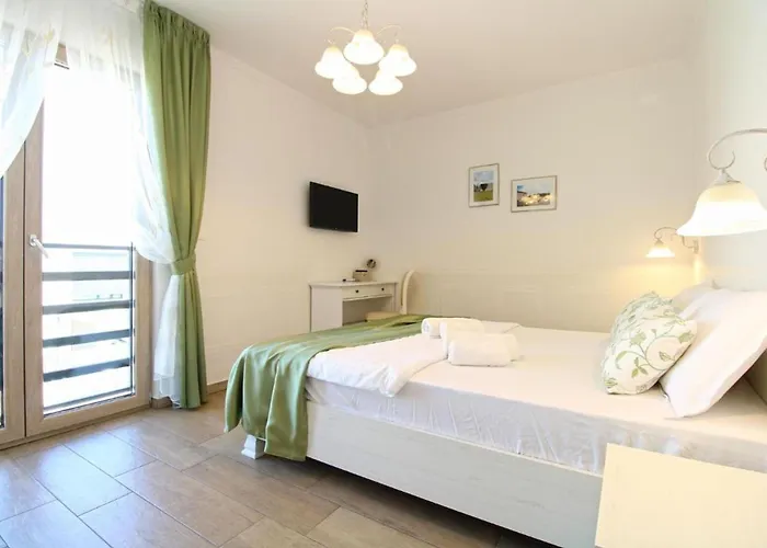 Elegant With Private Pool In *