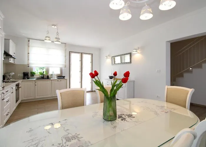 Elegant With Private Pool In