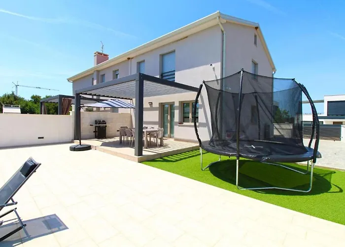 Elegant With Private Pool In Vila