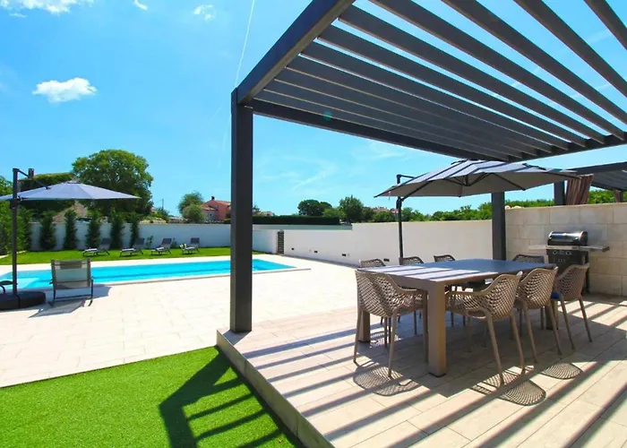 Elegant With Private Pool In *